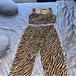 2 pieces leopard jean print outfit ! Worn once for Mother’s Day just to take pic